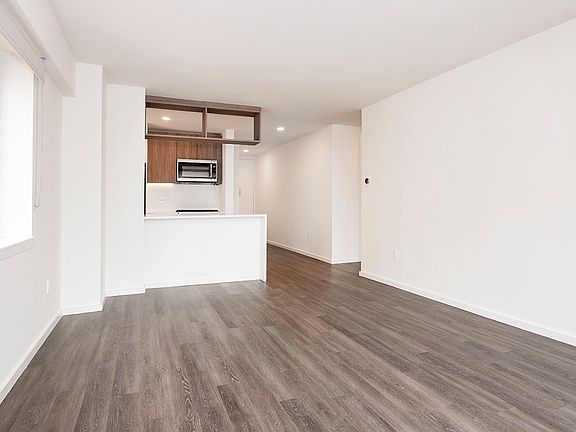 5th image of 520 W 43rd St APT 19A