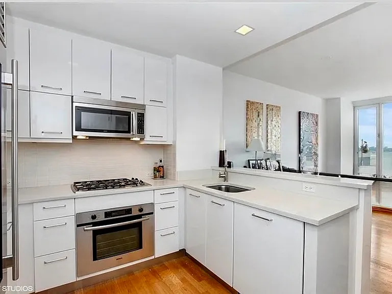 635 W 42nd St #14D — Photo 2