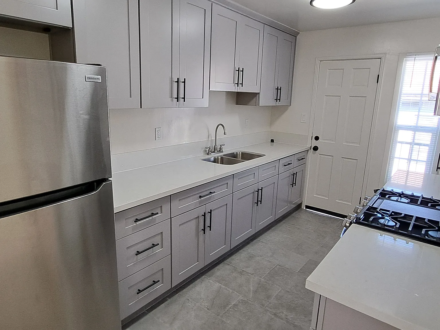 3 bed, 1100 sqft, $2,725 — Photo 2