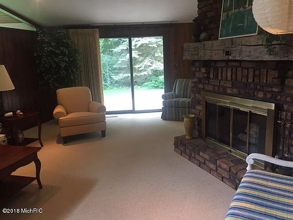 2nd image of 985 Sierra Dr