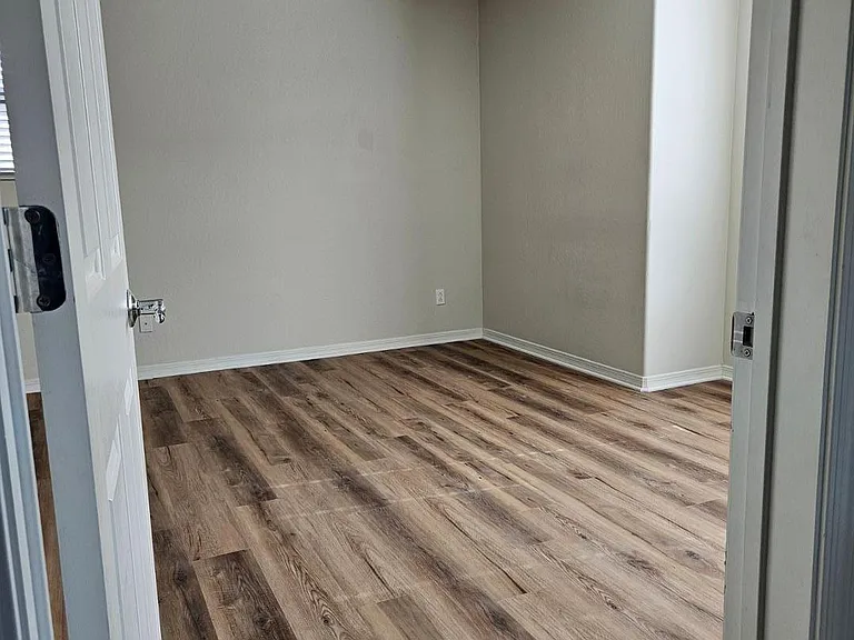2204 W Le Marche Ave — Photo 3