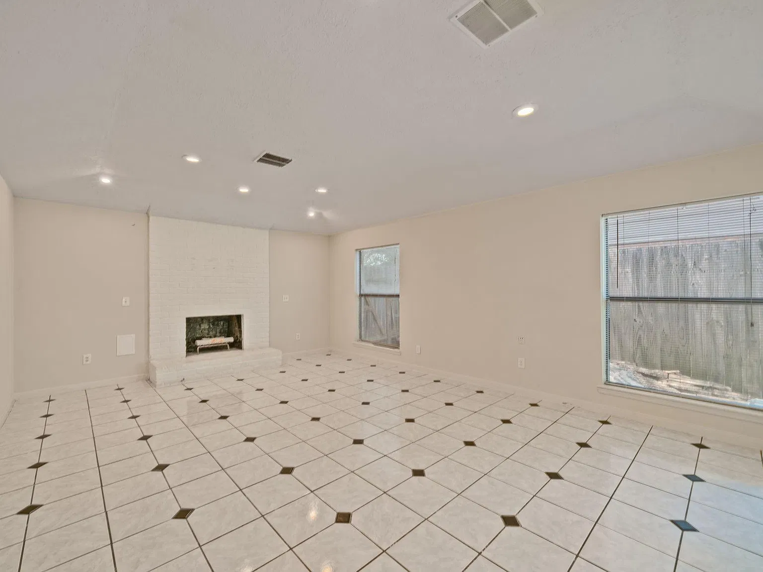 3 bed, 2.0 bath, 2103 sqft, $1,800 — Photo 4