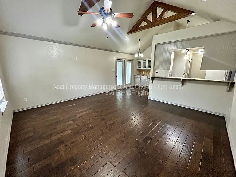 4802 S 28th St — Photo 2