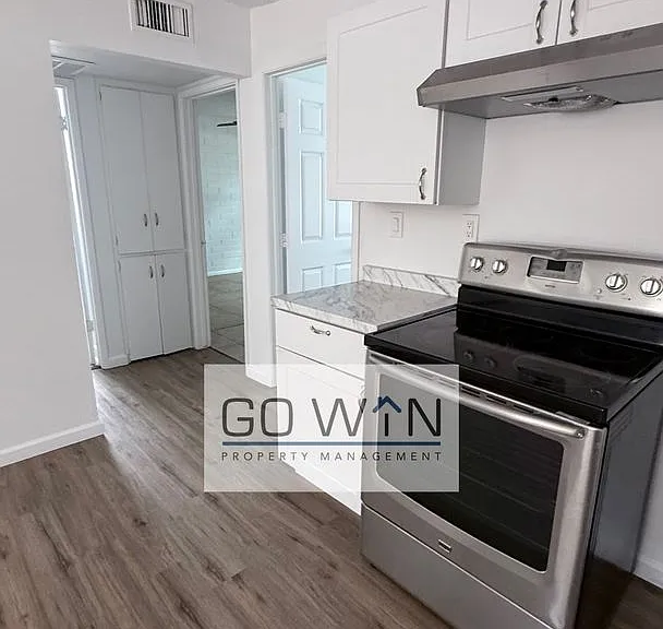 1626 W Denton Ln — Photo 3