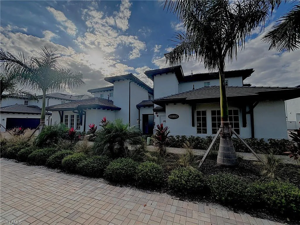3 bed, 2.0 bath, 2376 sqft, $10,000 — Photo 2