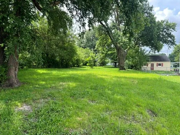 704 E 3rd St, Cameron, MO 64429
