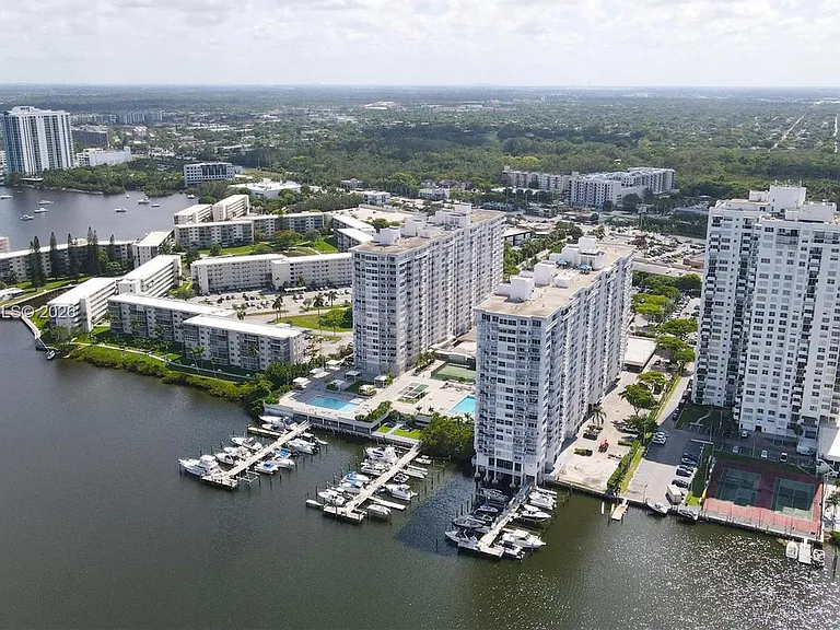 18061 Biscayne Blvd #303 — Photo 34