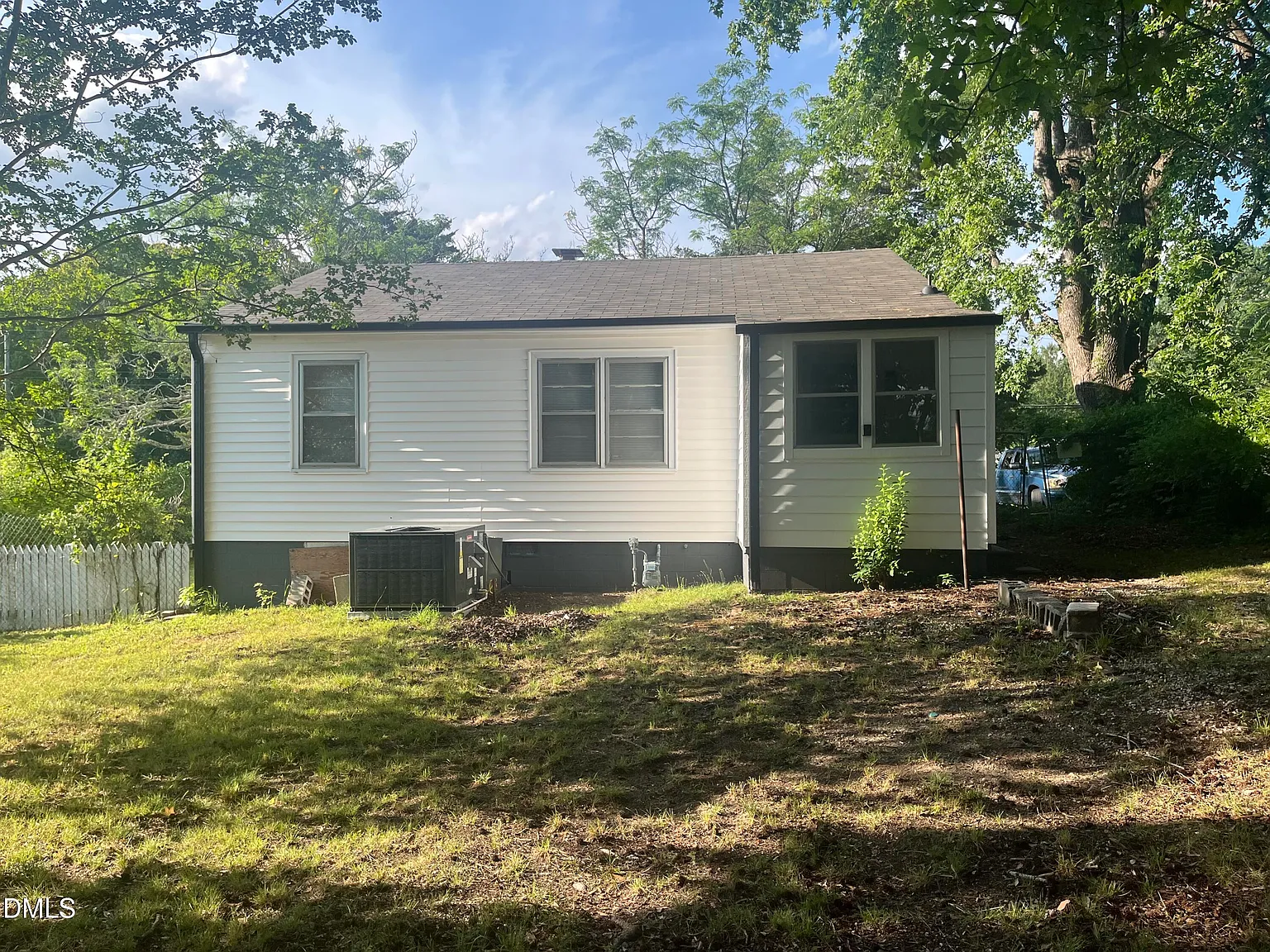 3 bed, 1.0 bath, 960 sqft, $1,400 — Photo 3