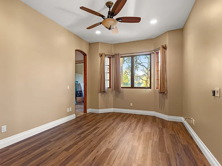 10464 Russell Rd — Photo 10
