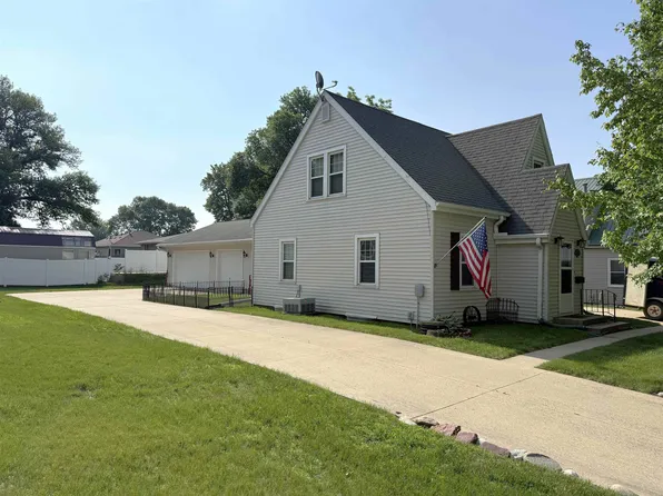 208 N 13th St, Estherville, IA 51334