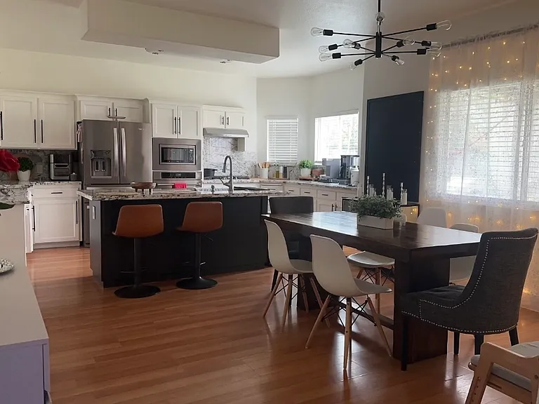 107 N Helm Ave — Photo 2