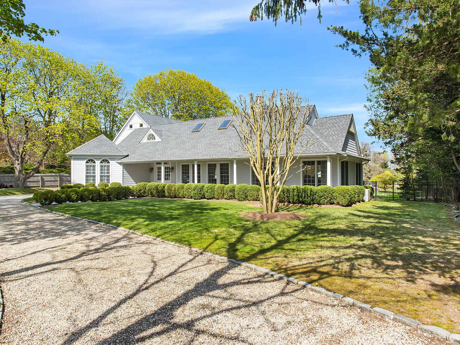 Gorgeous professionally decorated home in a prime prime location — Photo 2