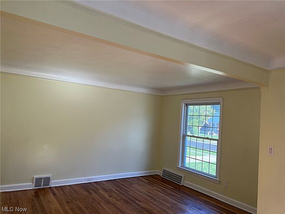 3rd image of 324 E 257th St