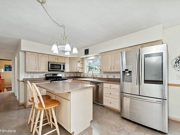 5th image of 204 Dearborn Ct