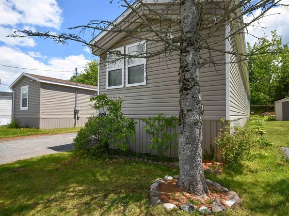 1526 Woodbine Dr, Halifax, NS B4E 2M9