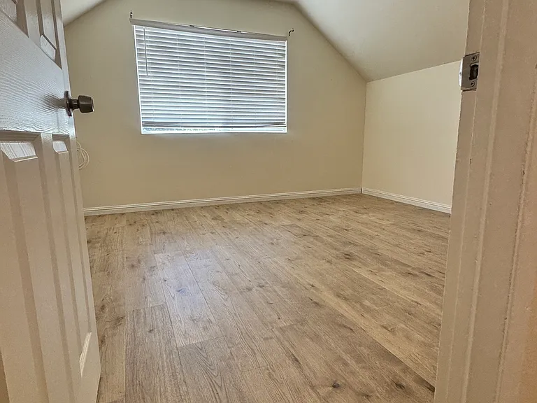 13122 Woodridge Ave — Photo 9