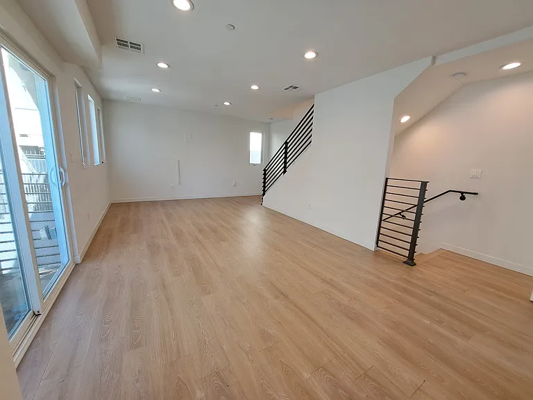 5631 Whitnall Hwy #1/2 — Photo 19