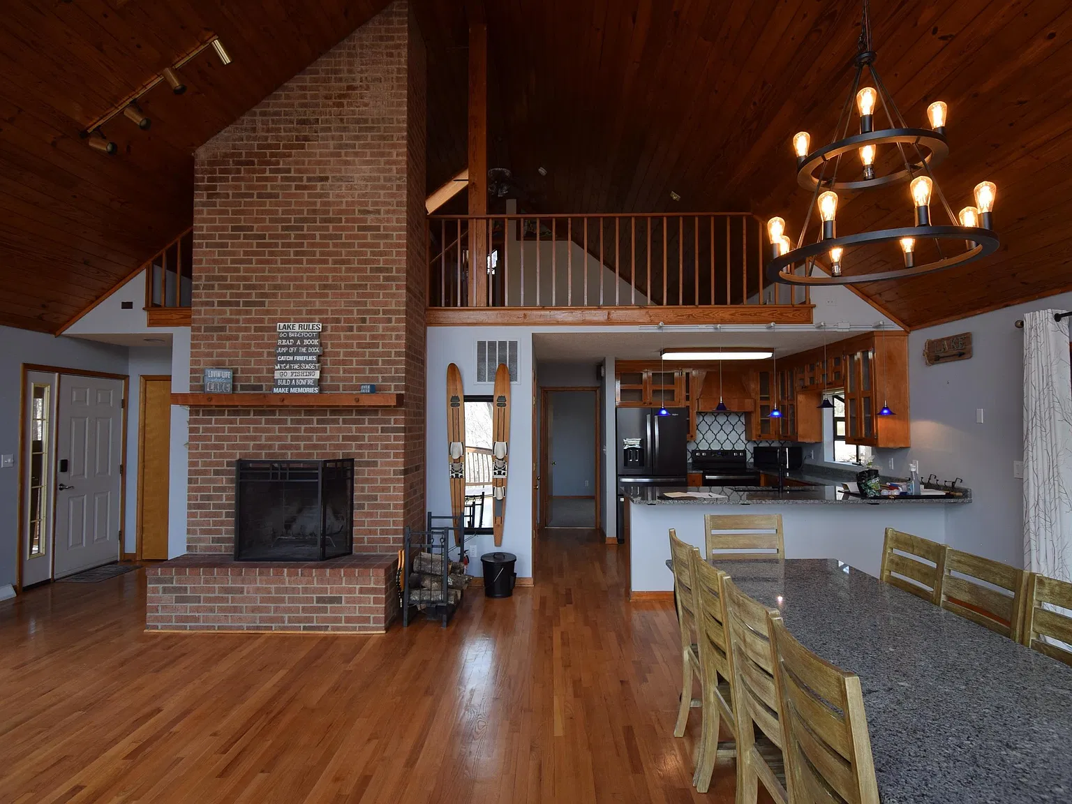 3 bed, 2.0 bath, 1601 sqft, $2,300 — Photo 4