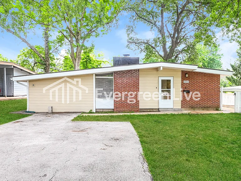 1040 Robinwood Dr — Photo 1