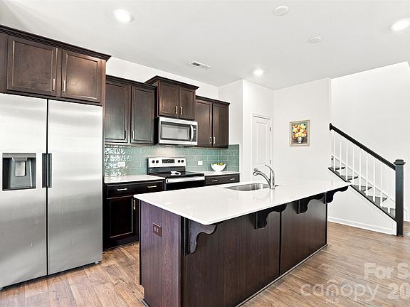 4th image of 517 Willamette Dr