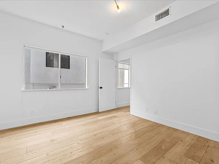 135 N Doheny Dr #202 — Photo 8