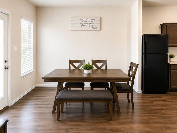 5th image of 803 Farmstead Way