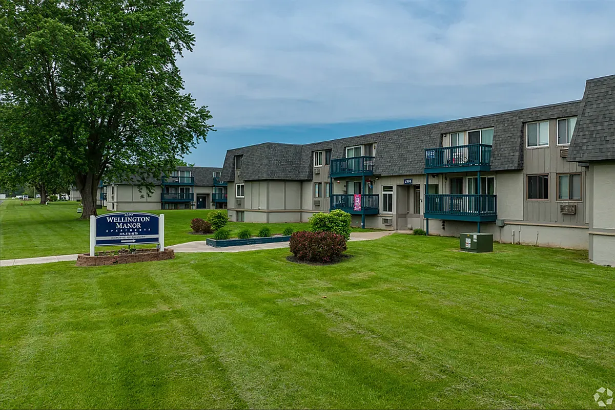 Wellington Manor Apartments — Photo 1