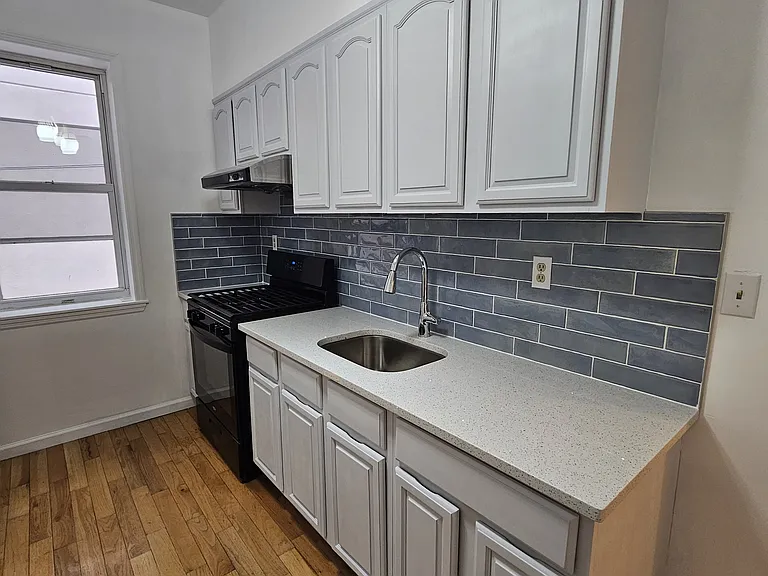 1824 E 2nd St #1R — Photo 2
