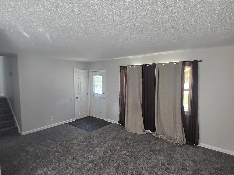 7924 NE San Rafael Dr — Photo 3