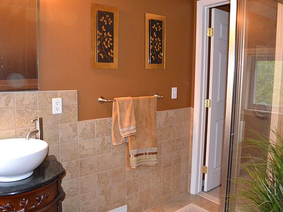 2nd floor full bathroom
