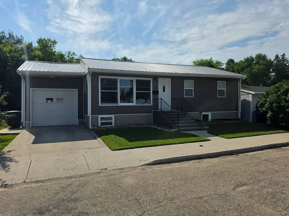 710 East St, Bottineau, ND 58318
