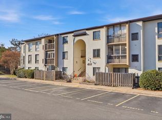 611 Center St APT 101, Herndon, VA 20170