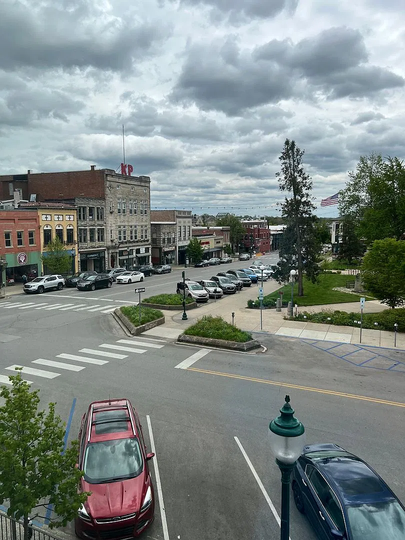 102 W 6th Street | Luxury Courthouse Square Apartments Near IU — Photo 2