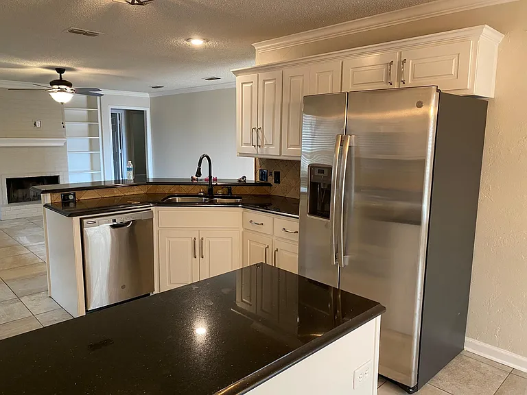 8111 Seguin Ave — Photo 3