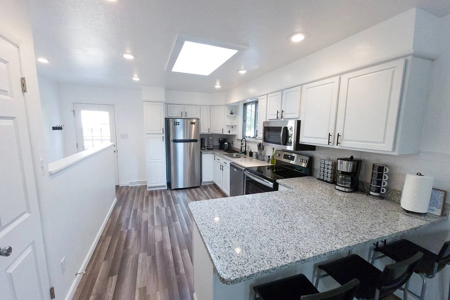 3 bed, 1.5 bath, 1600 sqft, $3,250 — Photo 1