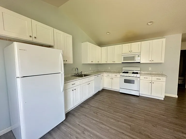 204 Dillon Dr — Photo 8