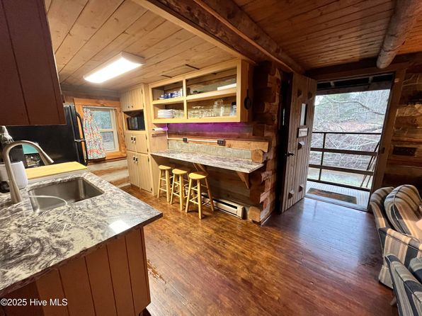 111 Lynn Lane, Glade Valley, NC 28627