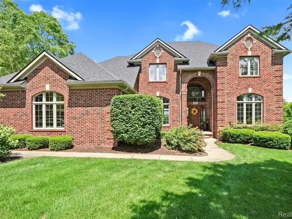 2545 Hartun Dr, Brighton, MI 48114