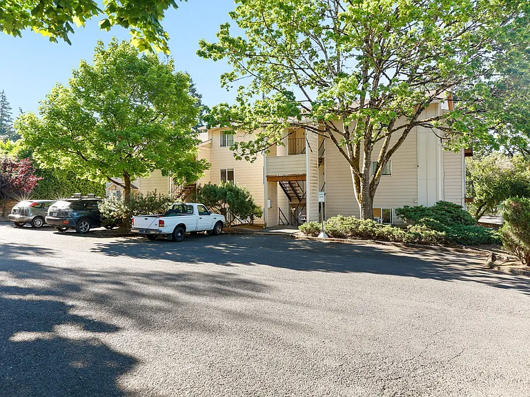 Charbern Apartments — Photo 37