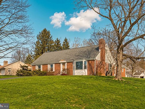 2nd image of 1601 Woodcrest Rd