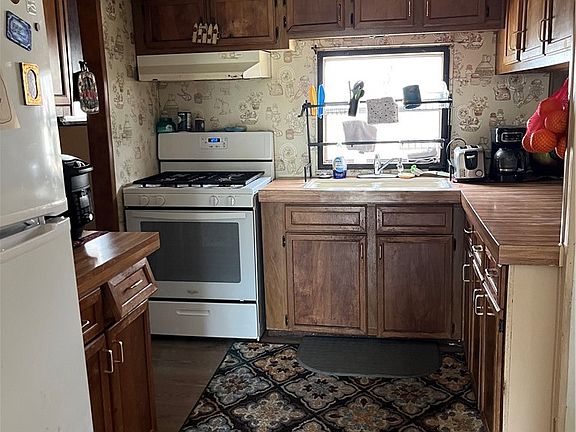 3rd image of 106 W Walnut St
