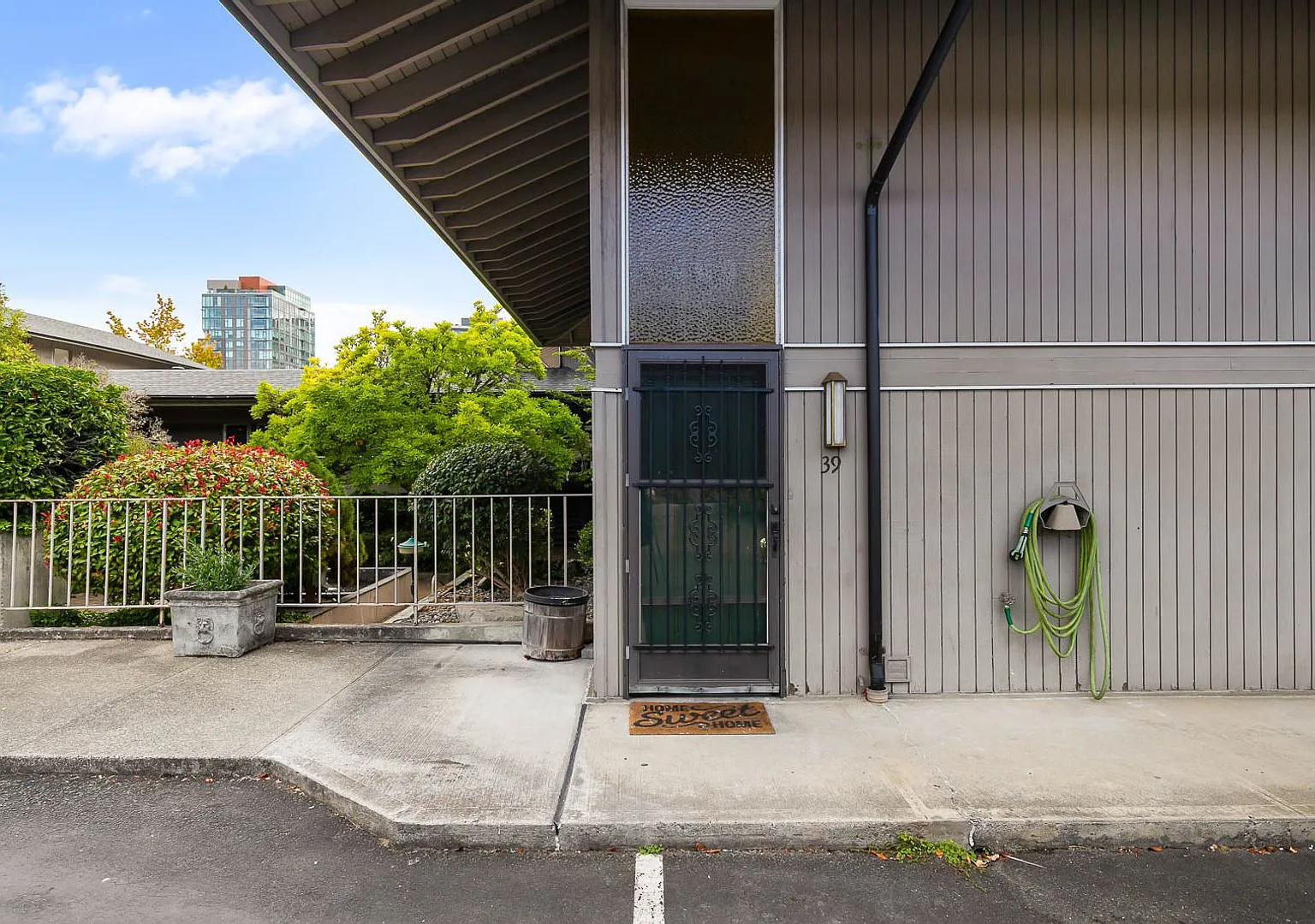 Beautifully Updated 2BR Townhome with Unbeatable Bellevue Location — Photo 2