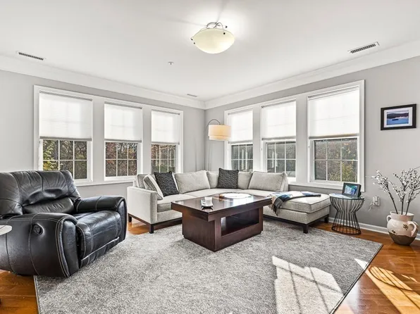 11 Morgan Dr Unit 301, Natick, MA 01760