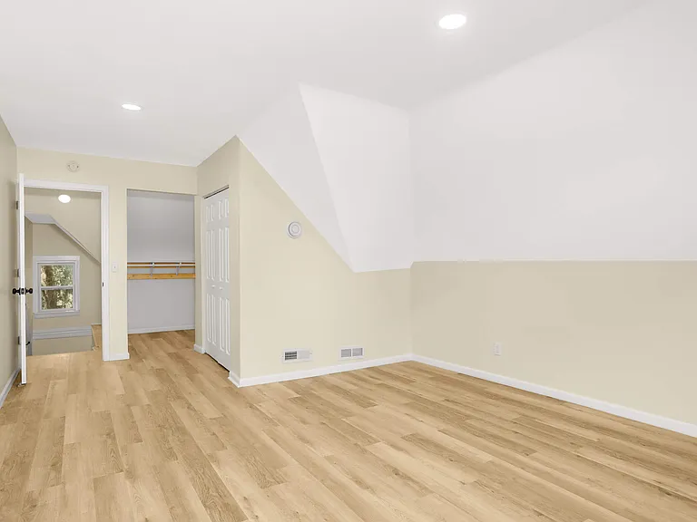 460 Beaumont St — Photo 14