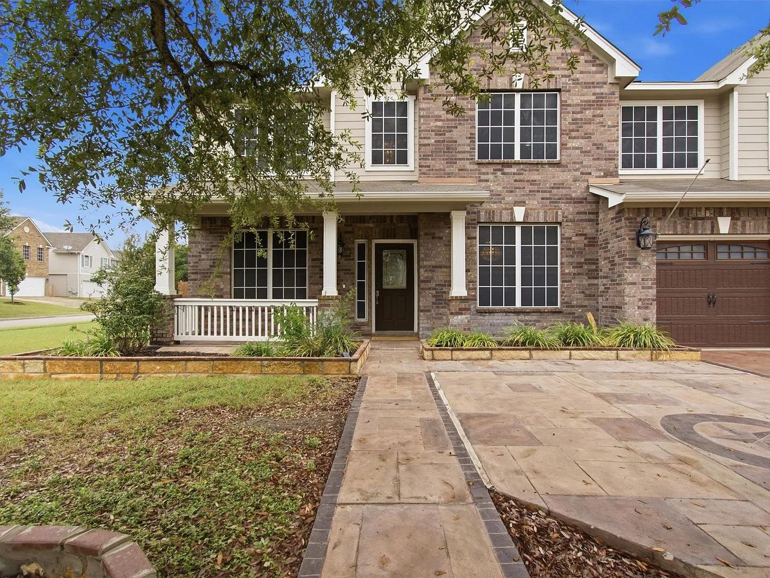 5 bed, 2.5 bath, 3776 sqft, $3,000 — Photo 2