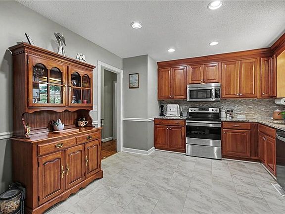 5th image of 748 Crooked Run Rd