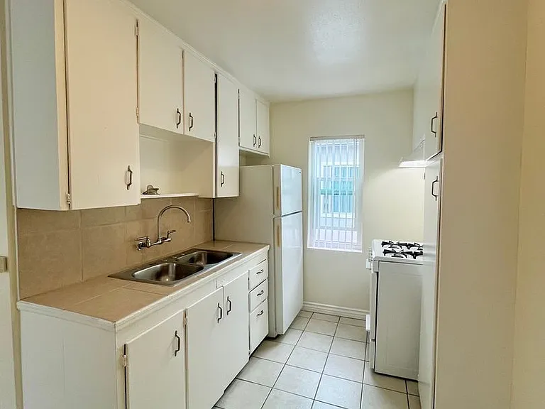 4438-44 Kansas St — Photo 17