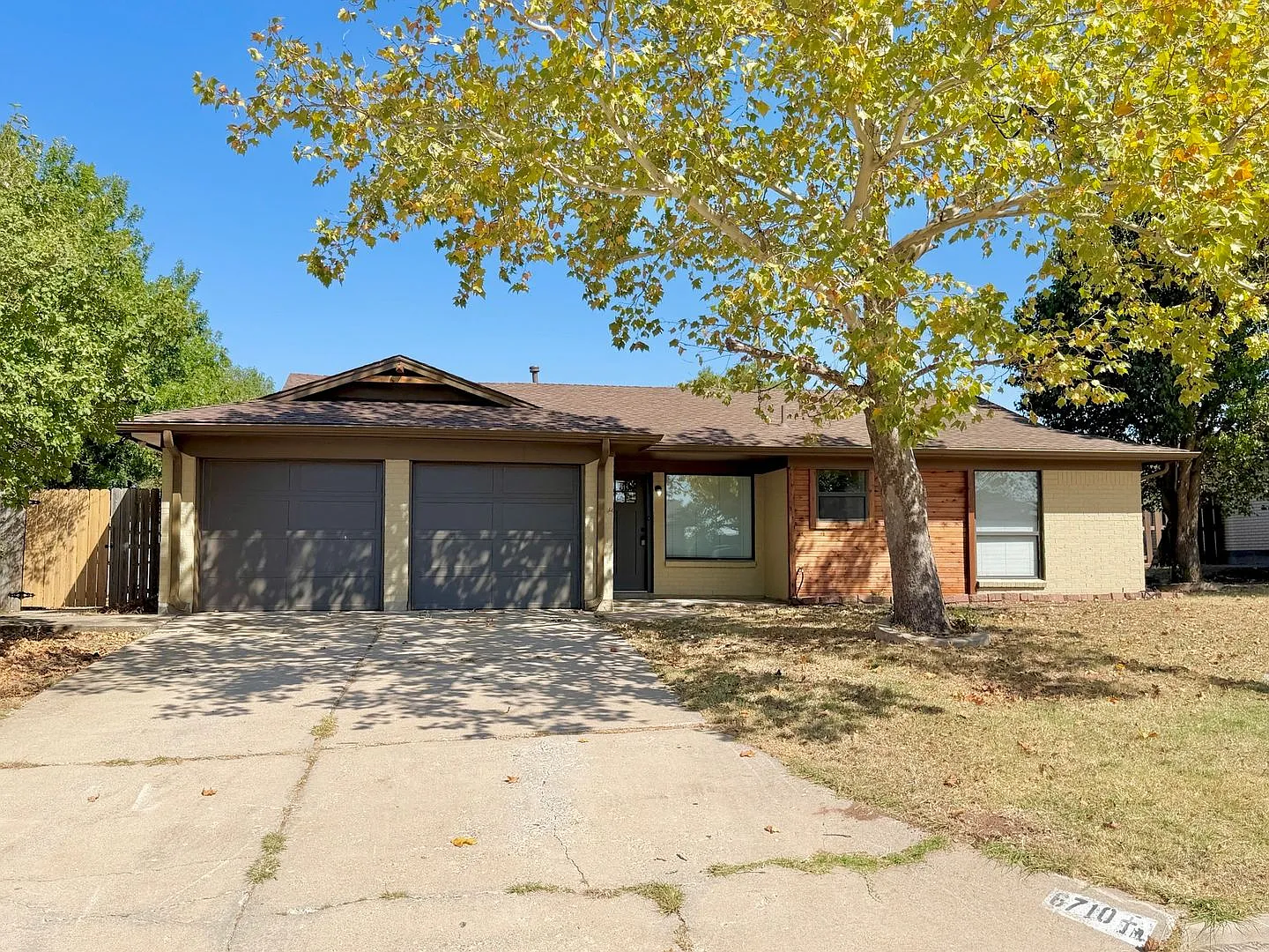 6710 Sw Embassy Cir - Available Now! — Photo 1