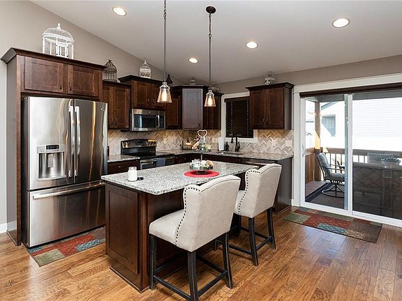 4th image of 402 NE Westgate Dr