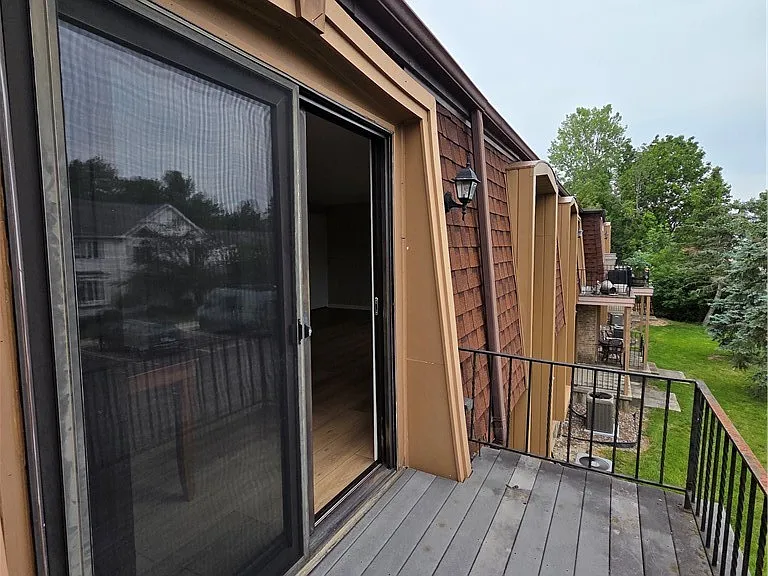 55 Greenwich Dr #4 — Photo 11